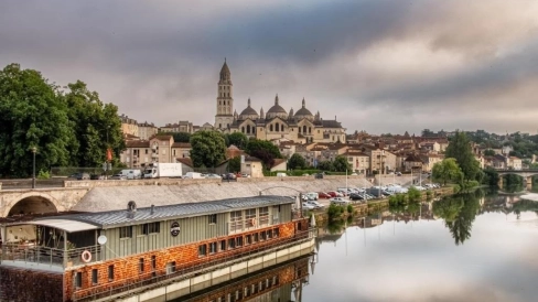 Photo panoramique des quais de Périgueux avec le Roofboat au centre