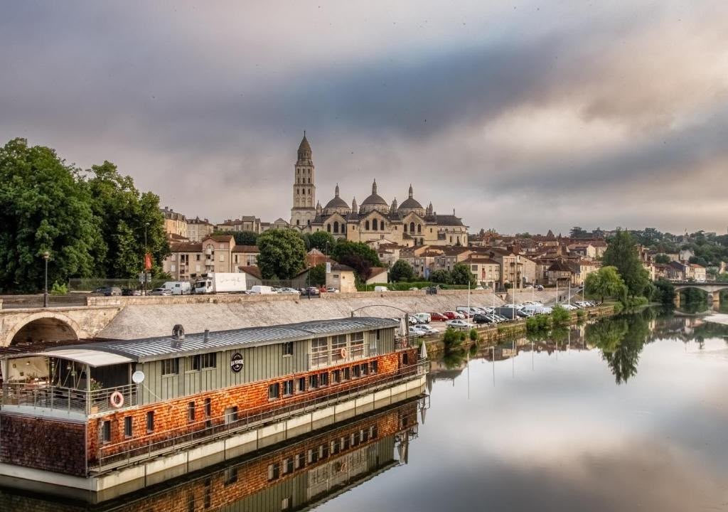 Photo panoramique des quais de Périgueux avec le Roofboat au centre